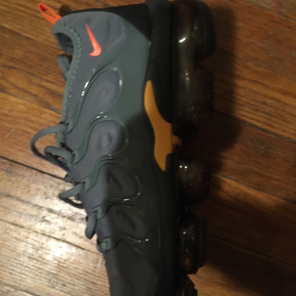 Vapormax plus - Picture 2 of 4